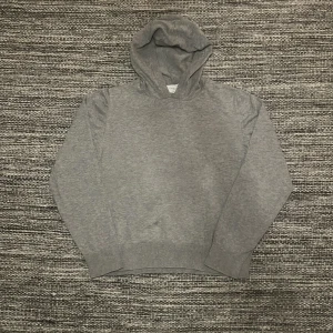 Stickad grunt hoodie storlek m i barn  - Snygg grå stickad hoodie från grunt i storlek m i barn. Jätte bra skick och inga fel. Sitter riktigt bra och om man har funderingar är det bara att skriva!
