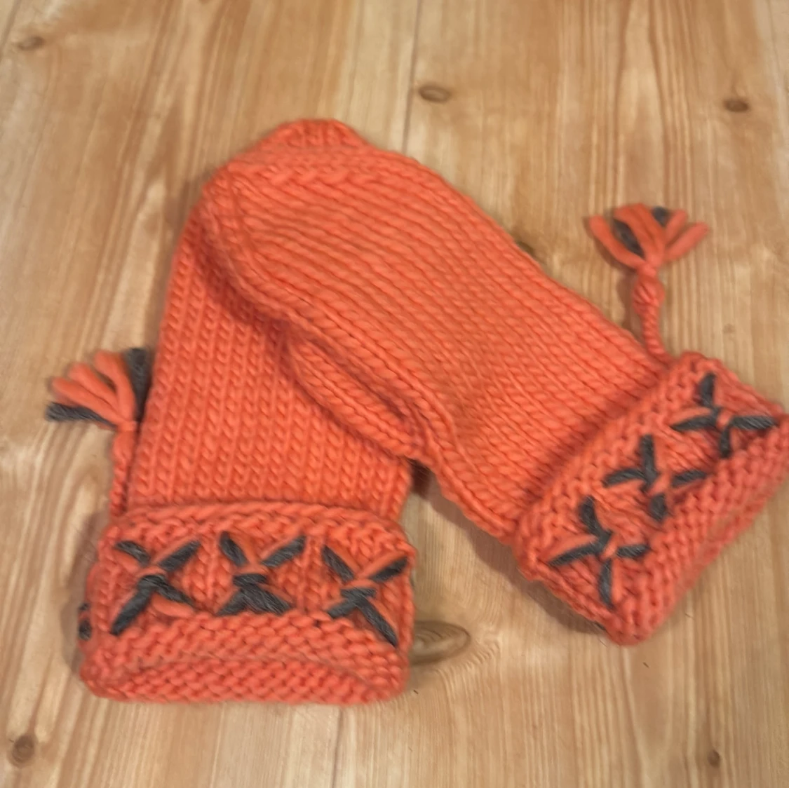 Orange stickade vantar i lovikkastil med brodyr - 3