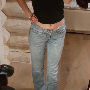 Grå raka jeans från 157, XXS - Säljer ett par ljusgrå raka jeans från 157 i storlek XXS, låg midja och raka ben. Ingen stretchigt material.