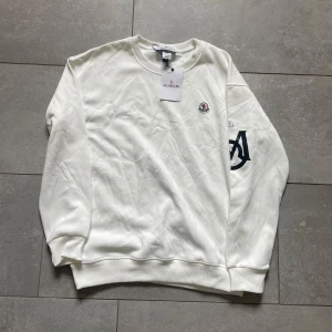 Vitt tröja - Stilren vitt tröja, helt ny oanvänd🙂 skriv vid frågor!