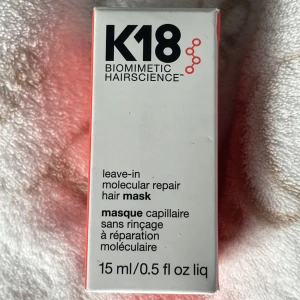 K18 Biomimetic Hairscience hårmask - K18 Biomimetic Hairscience leave-in molecular repair hårmask, 15 ml. Perfekt för dig som vill ge ditt hår en boost med avancerad teknologi. Kommer i en vit och orange förpackning med stilren design.