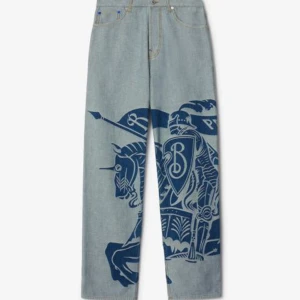 Söker!!! Blå jeans med riddartryck - Söker dessa burberry EKD jeans kommer vara generös med priset köper dem i båda fall om det är rep eller äkta
