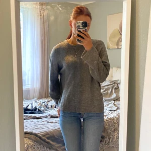 Grå stickad tröja med rund hals - Mysig grå stickad tröja med rund hals och långa ärmar. Enkel och stilren modell som är lätt att matcha till jeans eller kjol. Perfekt för lager-på-lager och chill dagar. Tröjan har en loose passform och är superbekväm att bära.