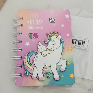 Hello Little One - Söt anteckningsbok med spiralbindning och ett färgglatt enhörningsmotiv på omslaget. Perfekt för att skriva ner dina tankar, idéer eller drömmar. Smidig storlek som passar i väskan – gör din vardag lite mer magisk!