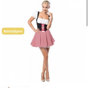 Oktoberfest klänning  - Säljer min klänning jag köpte till oktoberfest. Använd en gång! Mycket bra skick! Köpt för 399 kr. 