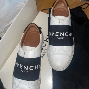 Vita sneakers från Givenchy Paris - Sparsamt använda, sköna och snygga. 