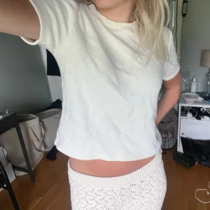 Vit T-shirt Zara - Snygg vit T-shirt i ett tjock material från Zara 