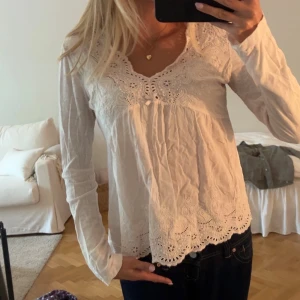 Rosa Odd Molly blus  - Rosa blus med v-ringning och vackra broderade spetsdetaljer längs halsringning och nederkant från Odd Molly! 