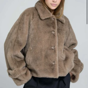 Beige meotine jacka - Säljer en så fin beige pälsjacka från meotine. Storleken är S/M