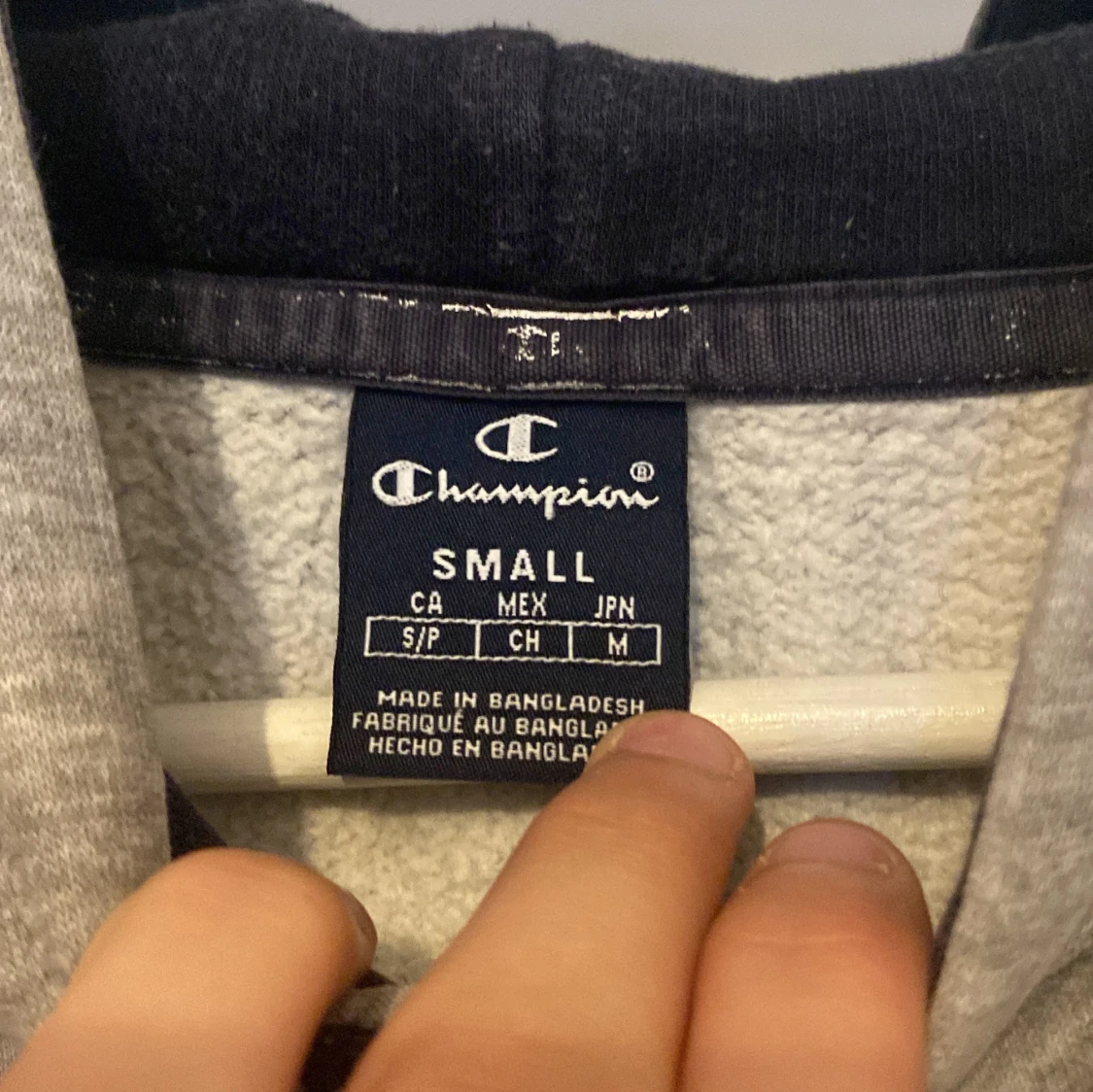 Grå hoodie från Champion med logga - 2