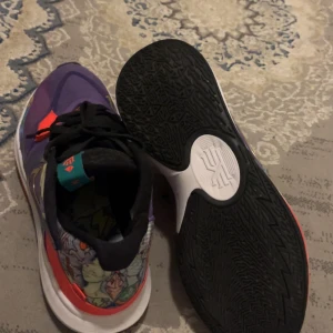 Kyrie Low 5 Jewell lloyd basket skor (Limited Edition) - Limited Edition skor som bara har använts ett par gånger inomhus. Pris kan diskuteras under snabbköp. Sko kartong ingår inte.