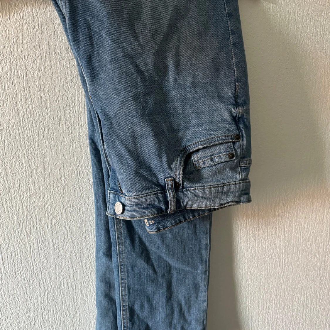 Blå denimjeans i rak modell