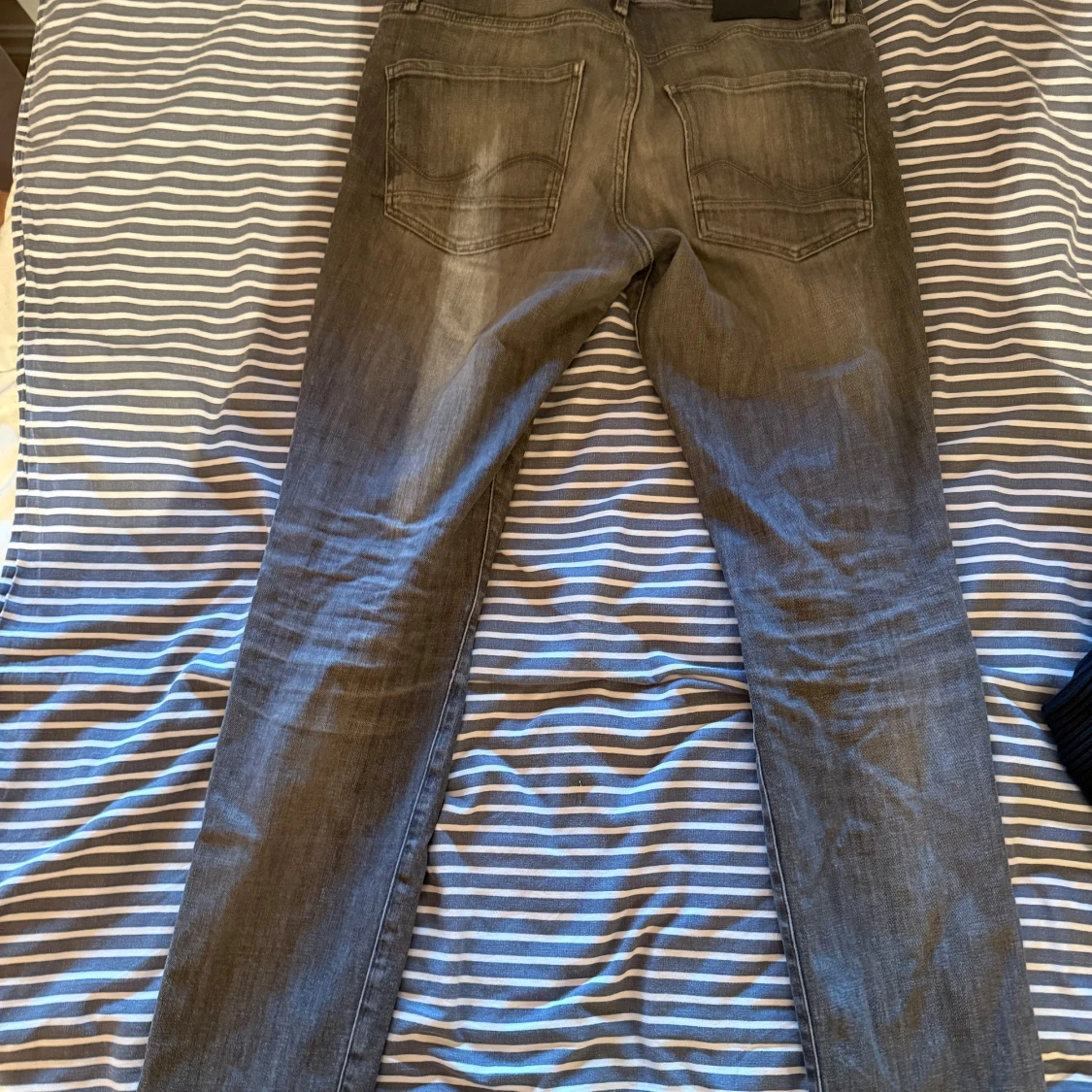 Grå jeansbyxor i rak modell, 32/34 - 1