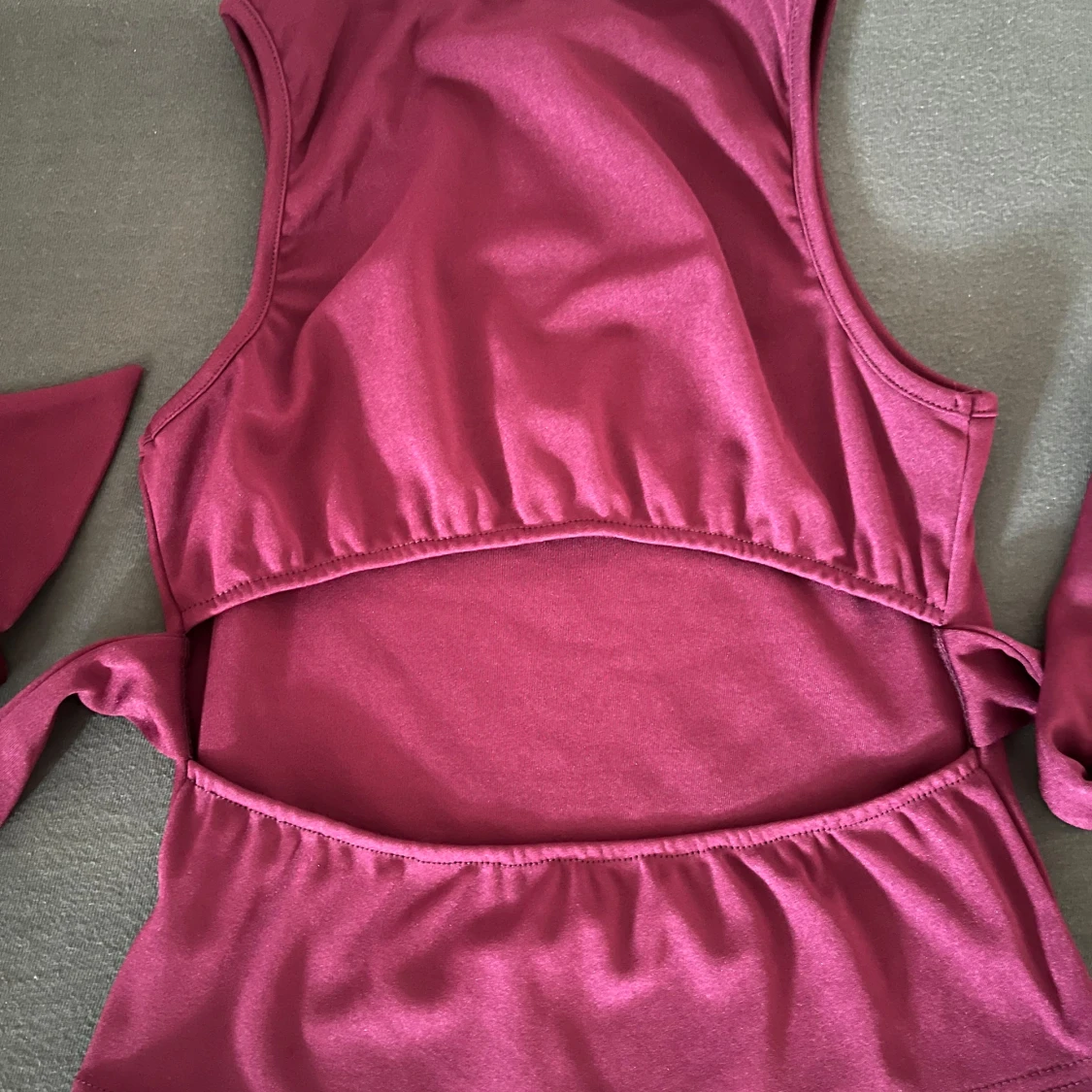 Vinröd omlottopp med knytband - 3