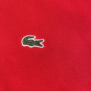 Lacoste zip up- hoodie - En snygg röd lacoste hoodie som e för liten. Har använt den många gånger innan inte längre, säljer för 300 tvättas och stryks innan den skickas
