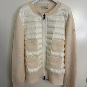 Moncler Cardigan dam - Moncler cardigan dam, storlek M. Fint skick. Äkthetsbevis finns 