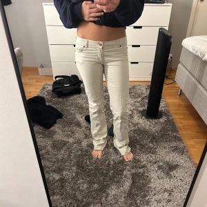 Beiga bootcut jeans - Säljer ett par snygga beiga bootcut jeans från Wrangler. Byxorna har inga fläckar eller liknande. Står ingen storlek i jeansen men skulle säga att de passar S/36. Jag är 166 cm lång som referens😊💕