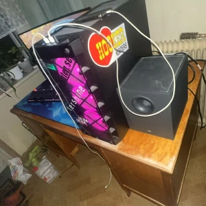 Gaming dator - Bilderna visar en gamingdator med RGB-belysning, stor skärm, mekaniskt tangentbord och musmatta med gamingtema. Datorn har ett GeForce RTX-grafikkort och Intel Core i7-processor. Perfekt för dig som vill ha en kraftfull setup för spel, streaming eller kreativt skapande. Det medväljer allt på bilden.   