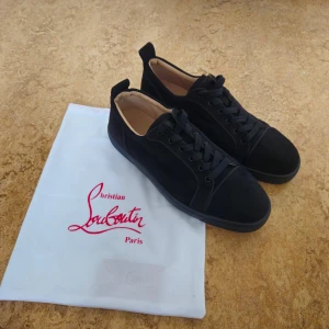 Svarta sneakers Christian Louboutin - Ny svarta sneakers från Christian Louboutin stirlek 45. 1 till 1.