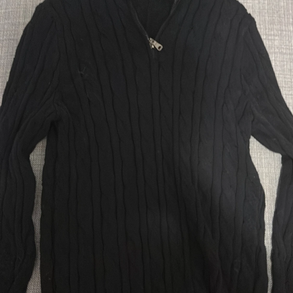 Svart stickad tröja med half zip