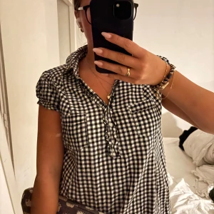Svartvit rutig kortklänning med krage - Jätte fin rutig blus som är köpt second hand som tyvärr aldrig har används. Små fina detaljer som fickor, armar osv. Bak på tröjan finns en liten bit resor som gör att tröjan ser lite fest aktig ut. Är öppen för pris förslag och det är bara att skriva om du har frågor!!💕💕