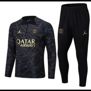 Svart långärmad PSG fotbollströja - Snygg svart långärmad PSG fotbollströja från Jordan med guldiga detaljer och loggor. Tröjan har ett grafiskt linjemönster i guld och halv dragkedja framtill. Materialet är lätt och andas, perfekt för träning eller match.