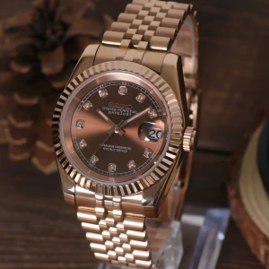 Seiko Perpetual Datejust Rosegold brown - Snygg Seiko Oyster Perpetual Datejust med roséguldfärgad länk och boett. Urtavlan är brun med glittriga indexmarkeringar och datumfönster vid klockan tre. Klockan har en klassisk rund form och en räfflad bezel som ger extra stilpoäng.