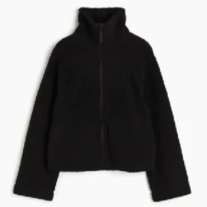 Svart teddyjacka med dragkedja - Mysig svart teddyjacka med hög krage och hel dragkedja framtill. Jackan har långärmad design och är perfekt för kyliga dagar. Den fluffiga ytan ger en cool och avslappnad vibe, lätt att matcha med det mesta.