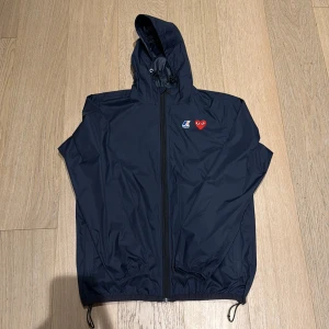 Comme des garcons windbreaker - Nästan helt ny comme des garcons windbreaker. Använd någon enstaka gång. Den är köpt på NK, kvitto finns. Storlek L men passar M