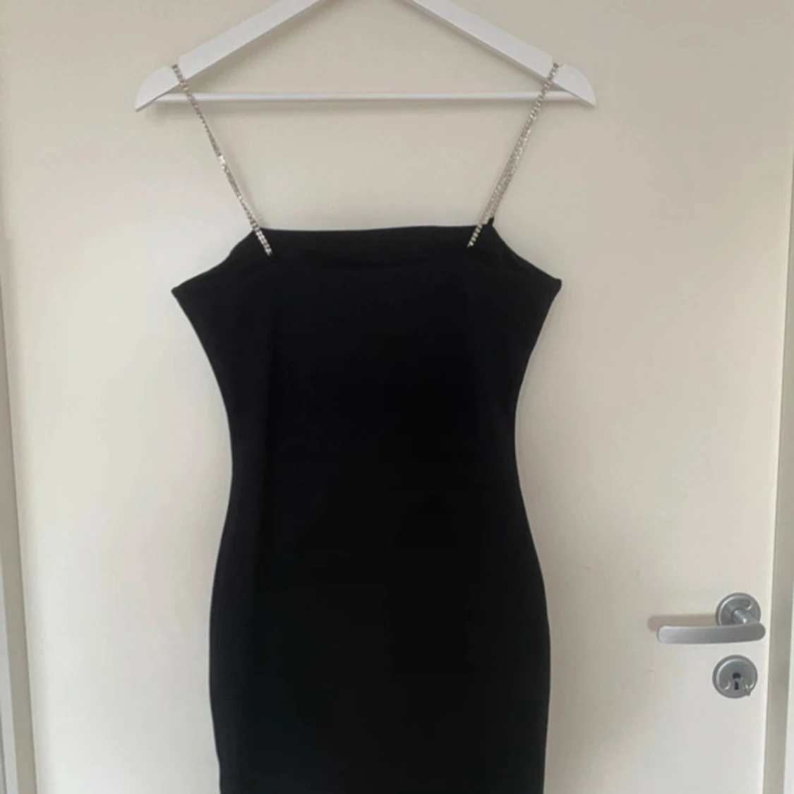 Svart kort klänning med kedjeband H&M - 2