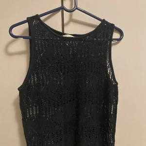 Beach cover up topp - Säljer en beach cover upp topp/ ett linne. Skitsnygg till sommaren och utomlands!!