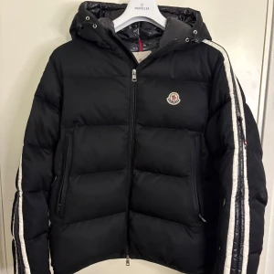 Moncler Sanbesan - Moncler Sanbesan svart. Storlek 2. Nyare årsmodell.  Fint skick