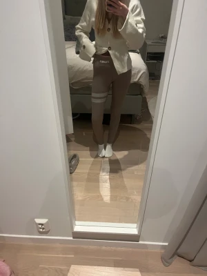 Beige leggings från Stronger - Snygga beige leggings från Stronger !!, använda ca 2 gånger <3 