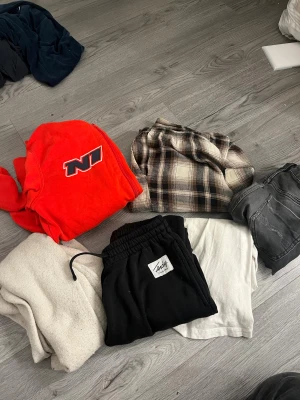 klädpaket  - finns defekter därav priset 