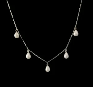 Silverhalsband med droppformade pärlor - Stilrent halsband i silver med fem droppformade vita pärlor som hänger längs kedjan. Perfekt för dig som gillar en elegant och trendig look med en touch av klassisk stil. Kedjan är tunn och smidig, vilket gör att pärlorna verkligen står ut.