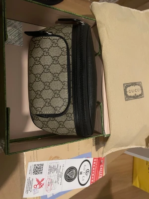 Gucci beige och svart midje/axel väska - Helt ny med låda och dustbag‼️ fraktar samma dag eller dagen efter 