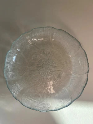 Glasskål/tallrik - Glasskål med blommönster.  20cm i diameter