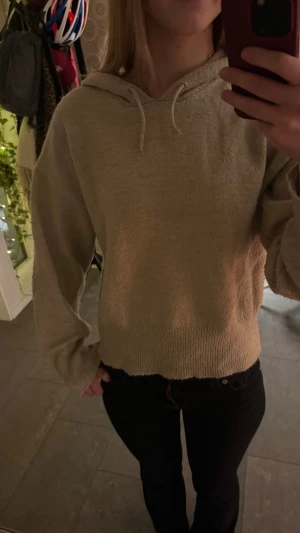 Beige stickad hoodie med huva - Stickad hoodie från Gina Young❤️