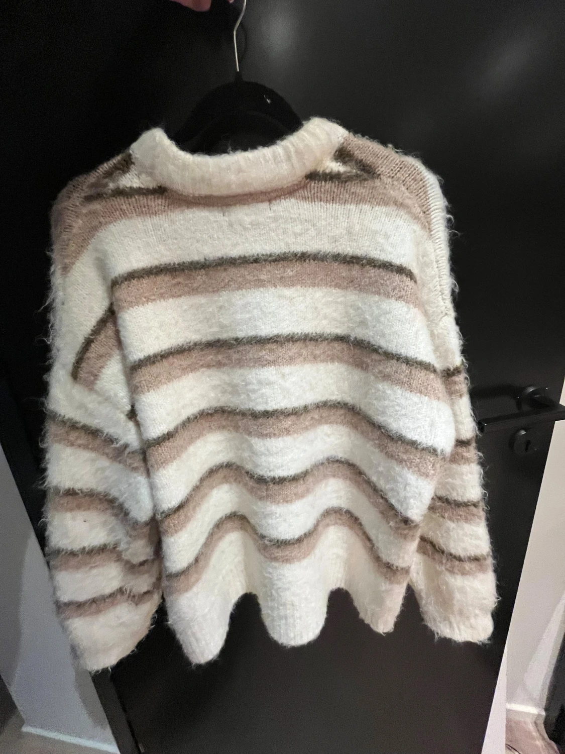 Randig fluffig stickad tröja - 1