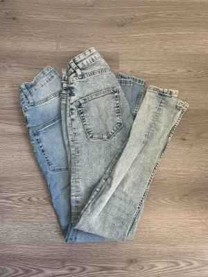 Två par ljusblå jeans från 157 - Säljer två par ljusblå jeans från 157 med klassisk femficksdesign och dragkedja. Båda har en snygg tvättad look och i skinny form. Perfekta för dig som gillar en tight stil och vill ha ett par jeans som funkar till det mesta.