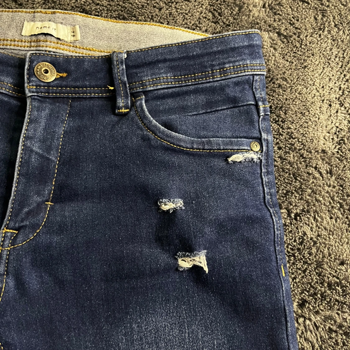 Mörkblå slim fit jeans med slitningar - 3