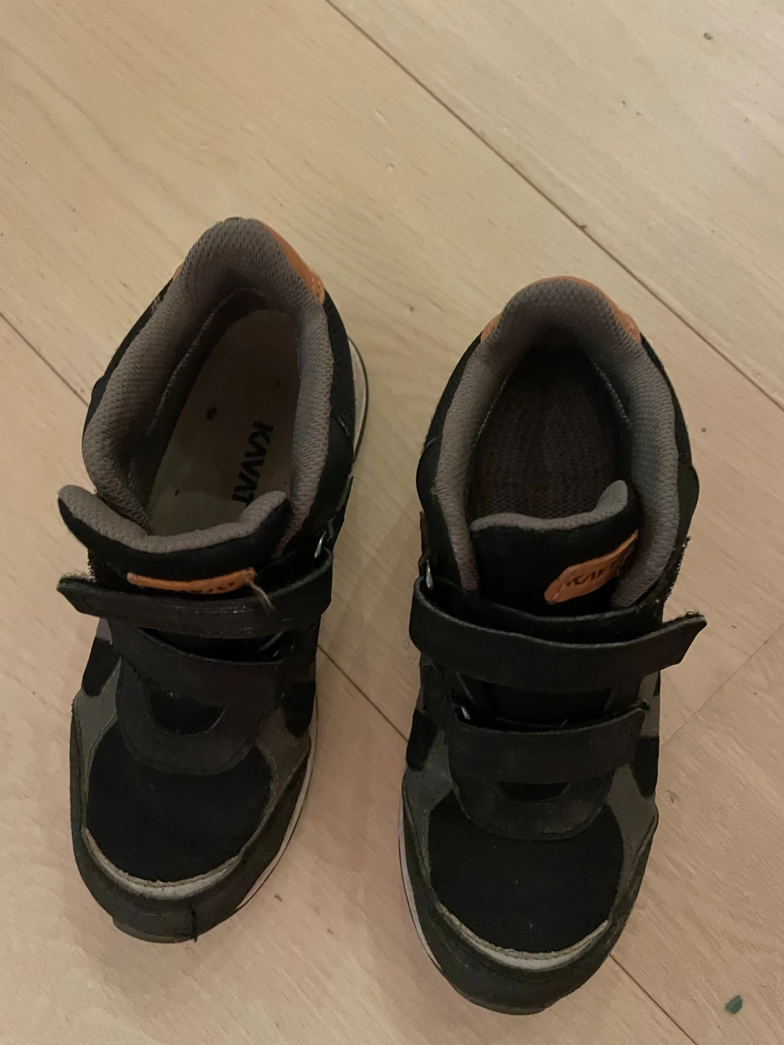 Svarta sneakers från Kavat med kardborre - 2