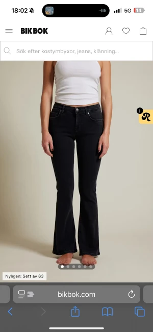 Svarta bootcut jeans från Bik Bok - Snygga svarta jeans från Bik Bok med bootcut passform och låg midja. Klassisk femficksmodell med dragkedja och knapp framtill. Jeansen är tillverkade i stretchigt denim som sitter bekvämt. Är i storlek xs och längd 33. Är någon cm för korta på mig som är 174cm lång. Även typ lite stora för mig som brukar ha storlek 34 i jeans eftersom dem är såååå stretchiga