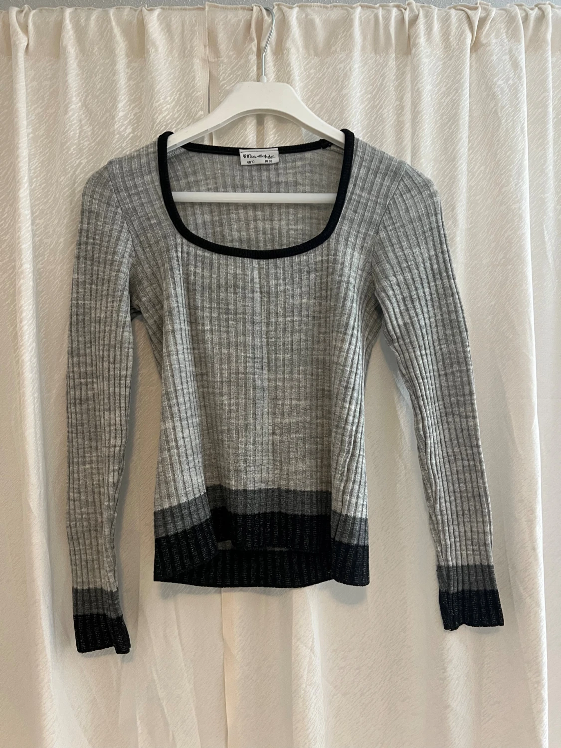 Grå ribbad långärmad tröja från Van Studio