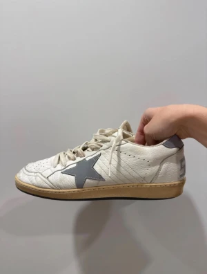 Golden Goose Ballstar - Golden Goose ballstar skor i toppskick. Storlek 42 Skick 8/10 (slitningar och ”smutsig” look är en del av designen) kvitto och äkthetsbevis finns. Hör av er om frågor och funderingar!
