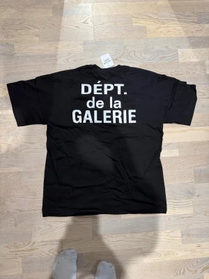 Gallery dept T-shirt  - Svart gallery dept T-shirt. Han på bild är 185, 75kg