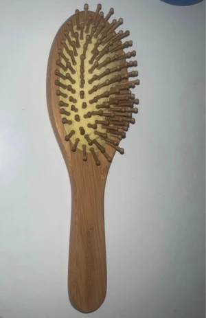 The Body Shop Bamboo Hair Brush - Miljövänlig hårborste från The Body Shop med bambuhandtag och träpiggar. Använd i fåtal gg