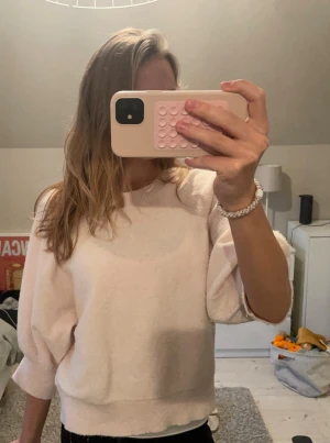 Stickad trekvartsärmad rosa tröja  - Super fin och gosig trekvartsärmad tröja i ljusrosa. Använd relativt många gånger men fortfarande fint skick. Har ett super litet hål (se bild 3,4) men det syns inte när man väl har på sig den☺️