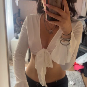 Vit kort knytblus - Vit långärmad blus🩷