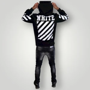 Off white hoodie strl M - Helt ny. Fin replika med grym kvalitét. Modellen är 175cm lång och bär M på bilderna. Pris: 799kr. Först till kvarn som gäller. Skickas direkt inom 24h
